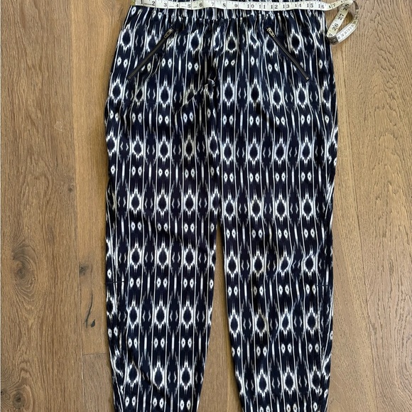 Athleta Reflections Aspire women’s navy & white print geo design pants Medium - Picture 3 of 8